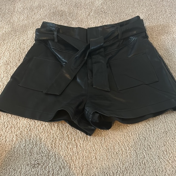 Olivaveous Women’s black leather shorts size Medium - Picture 2 of 4